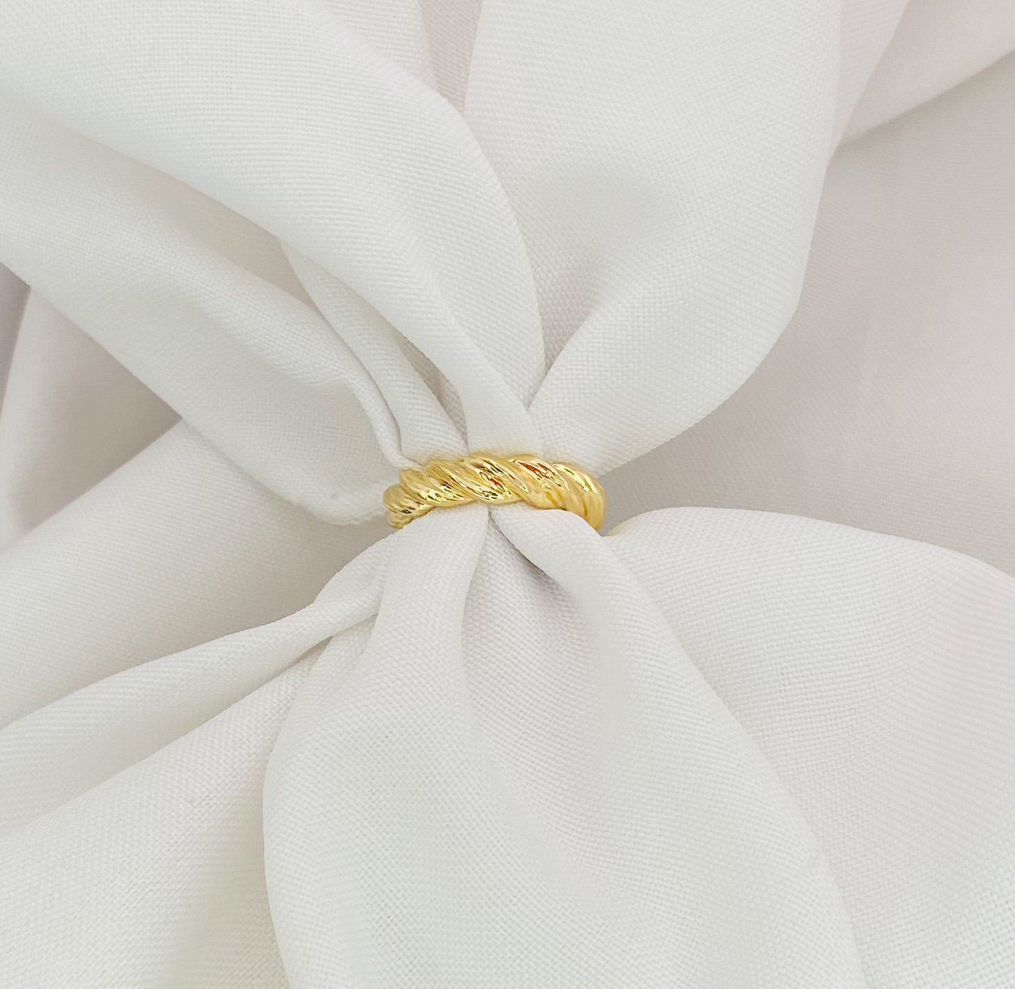 Anel torcido dourado ref 3768