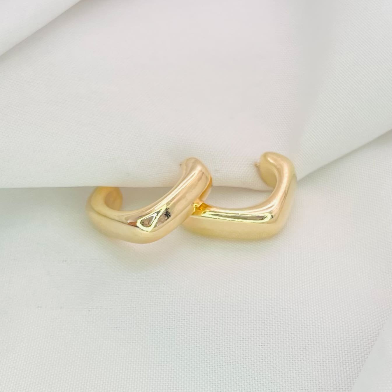 Brinco argola quadrada dourada ref 3936