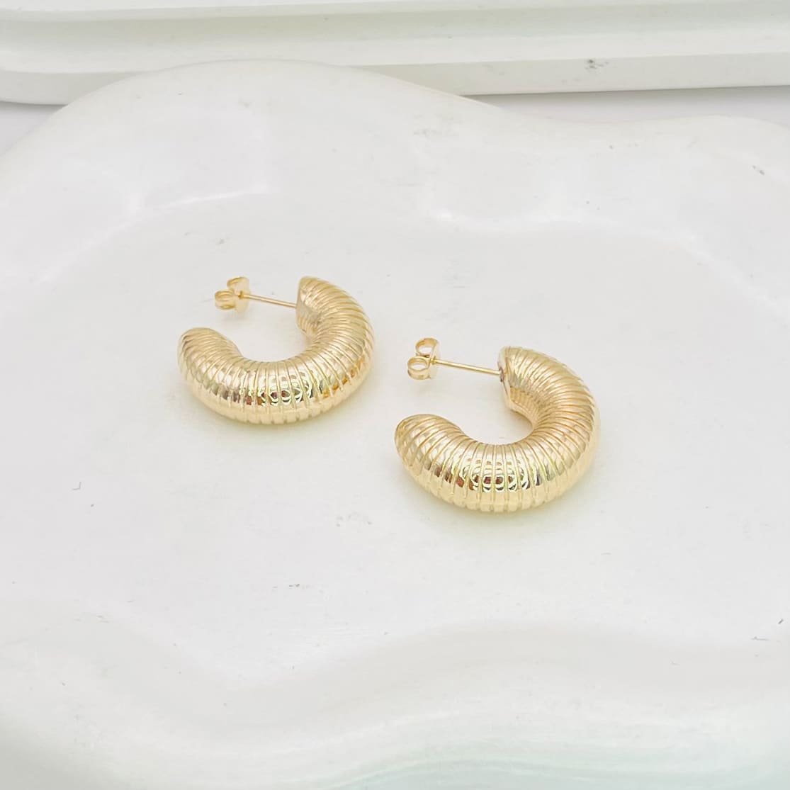 Brinco argola tubo linhas dourado ref 3939