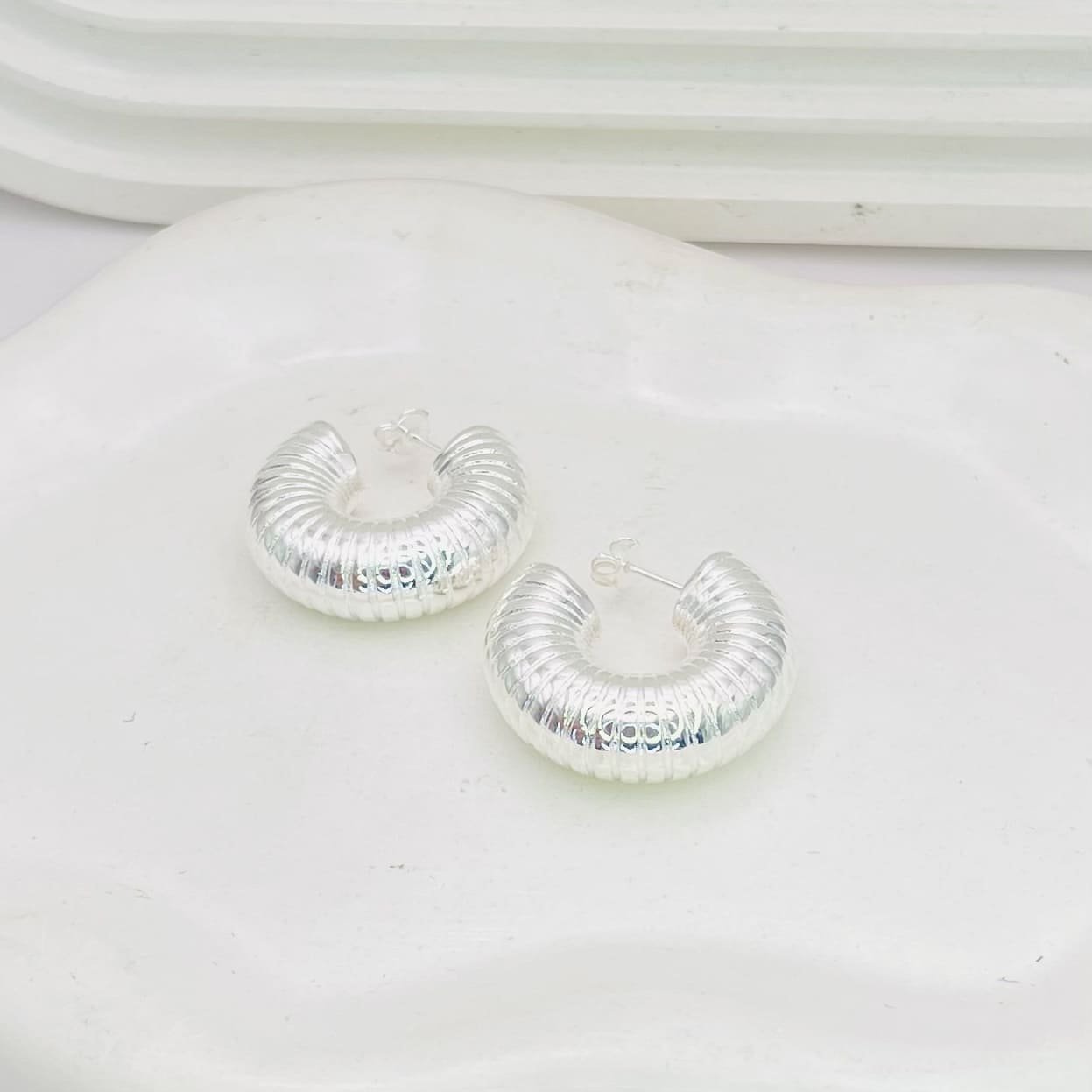 Brinco argola tubo linhas ref 3938