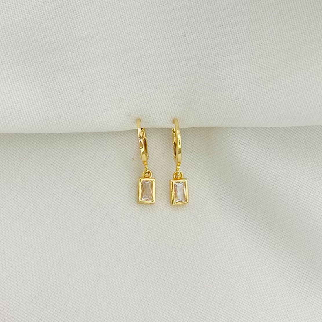 Brinco argolinha retângulo de luz dourado ref 3782