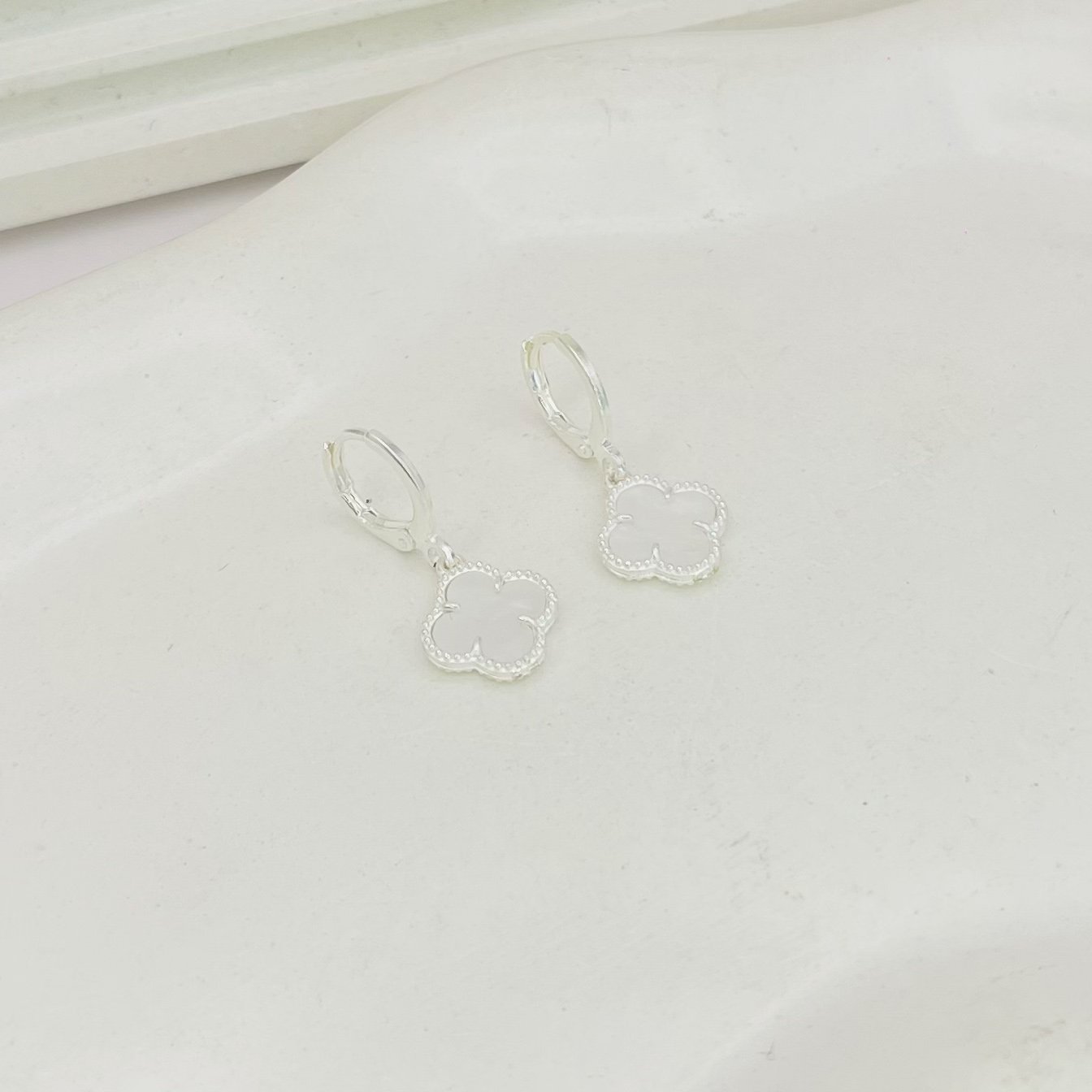 Brinco Argolinha Virginia Branco Ref 3982