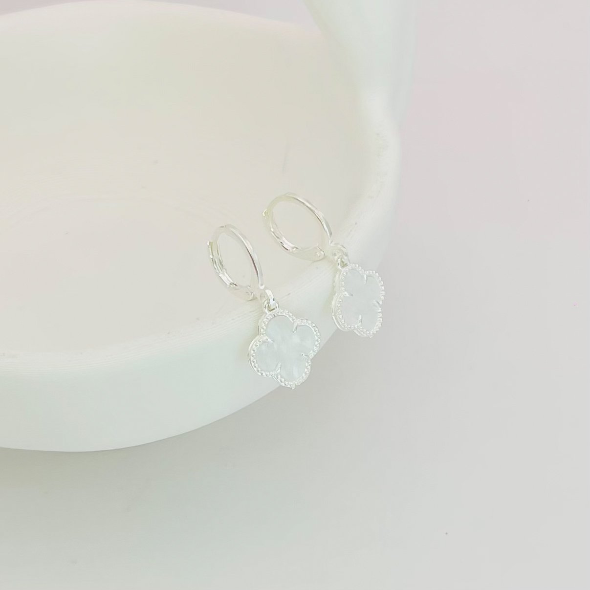 Brinco Argolinha Virginia Branco Ref 3982