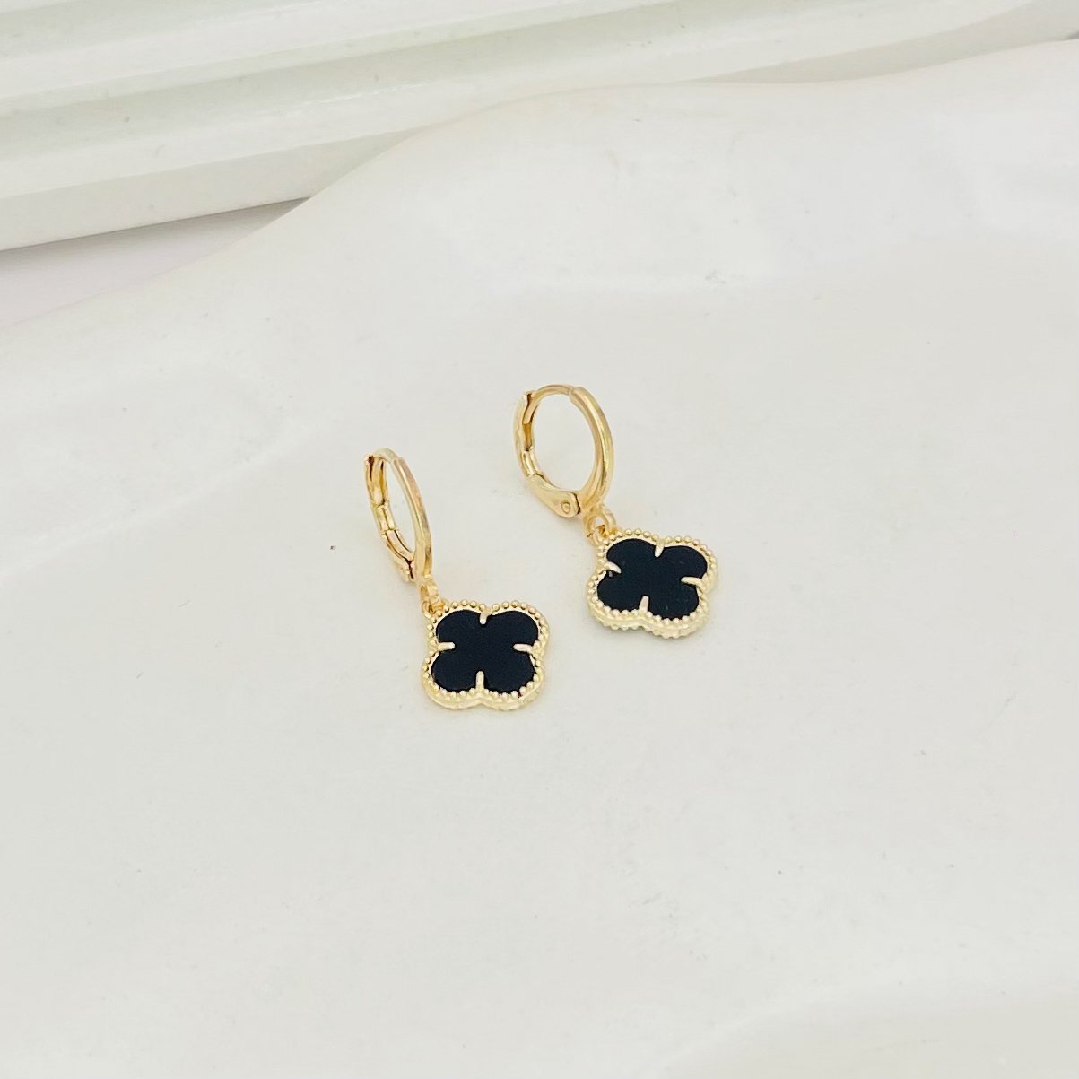 Brinco Argolinha Virginia Preto Dourado Ref 3981