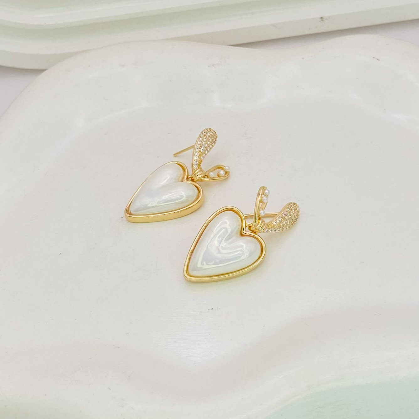 Brinco coração de pérola dourado ref 3906