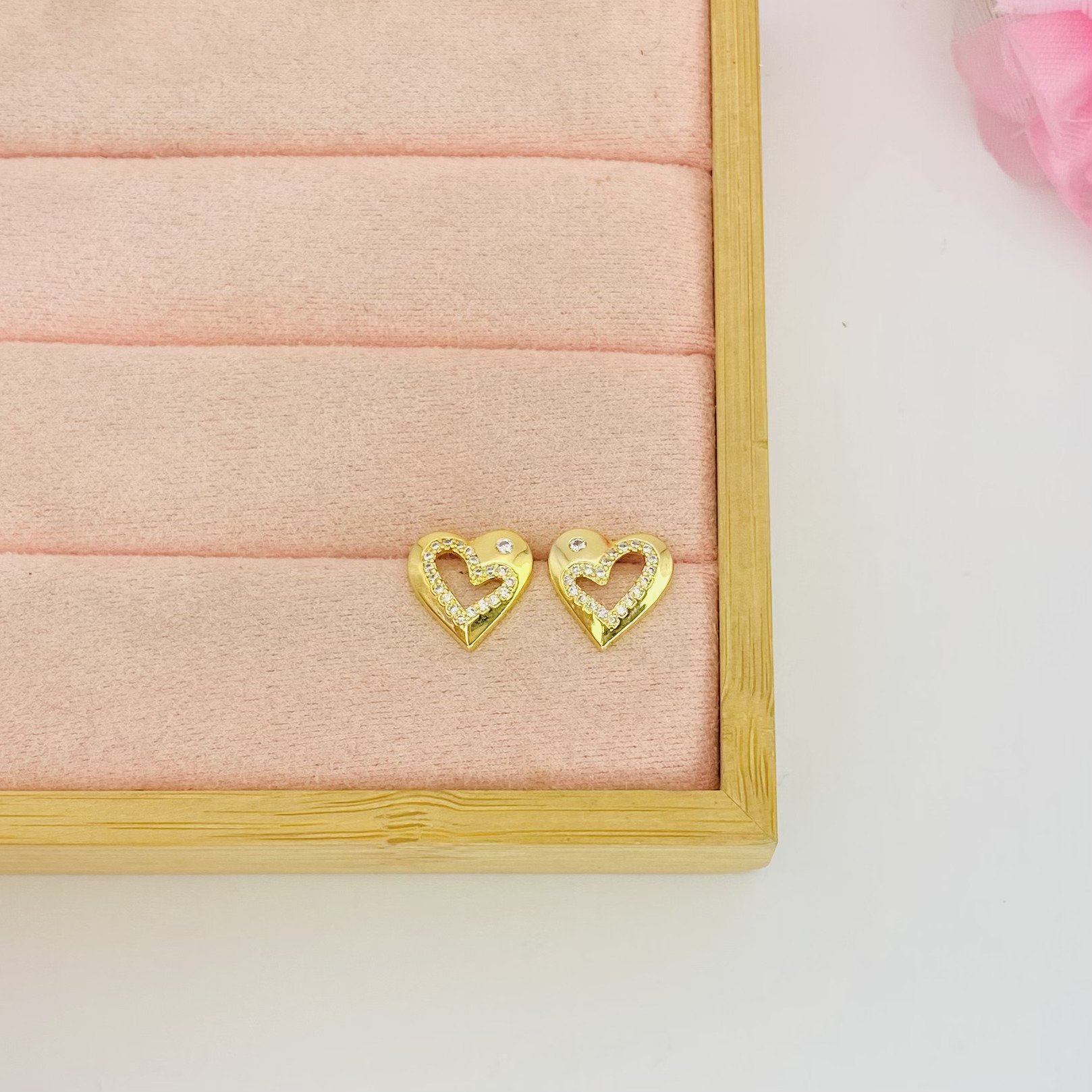 Brinco coração ponto de luz vazado dourado ref 3105