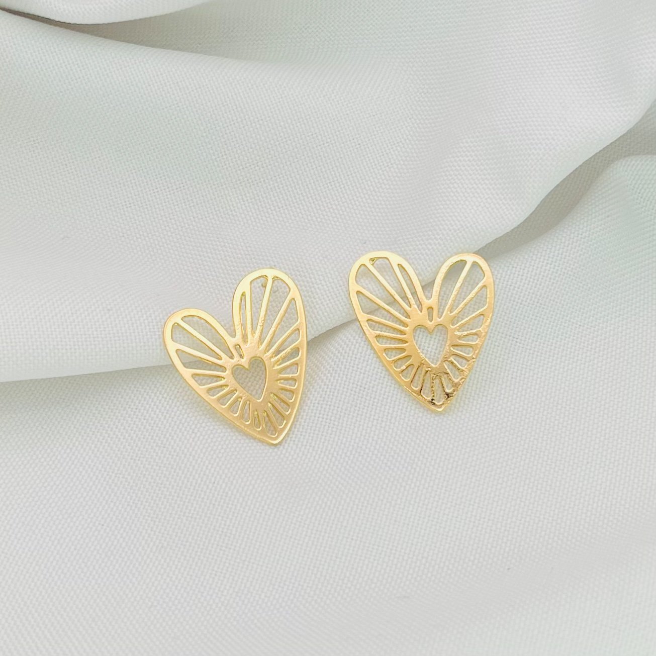 Brinco coração vazado dourado ref 2907