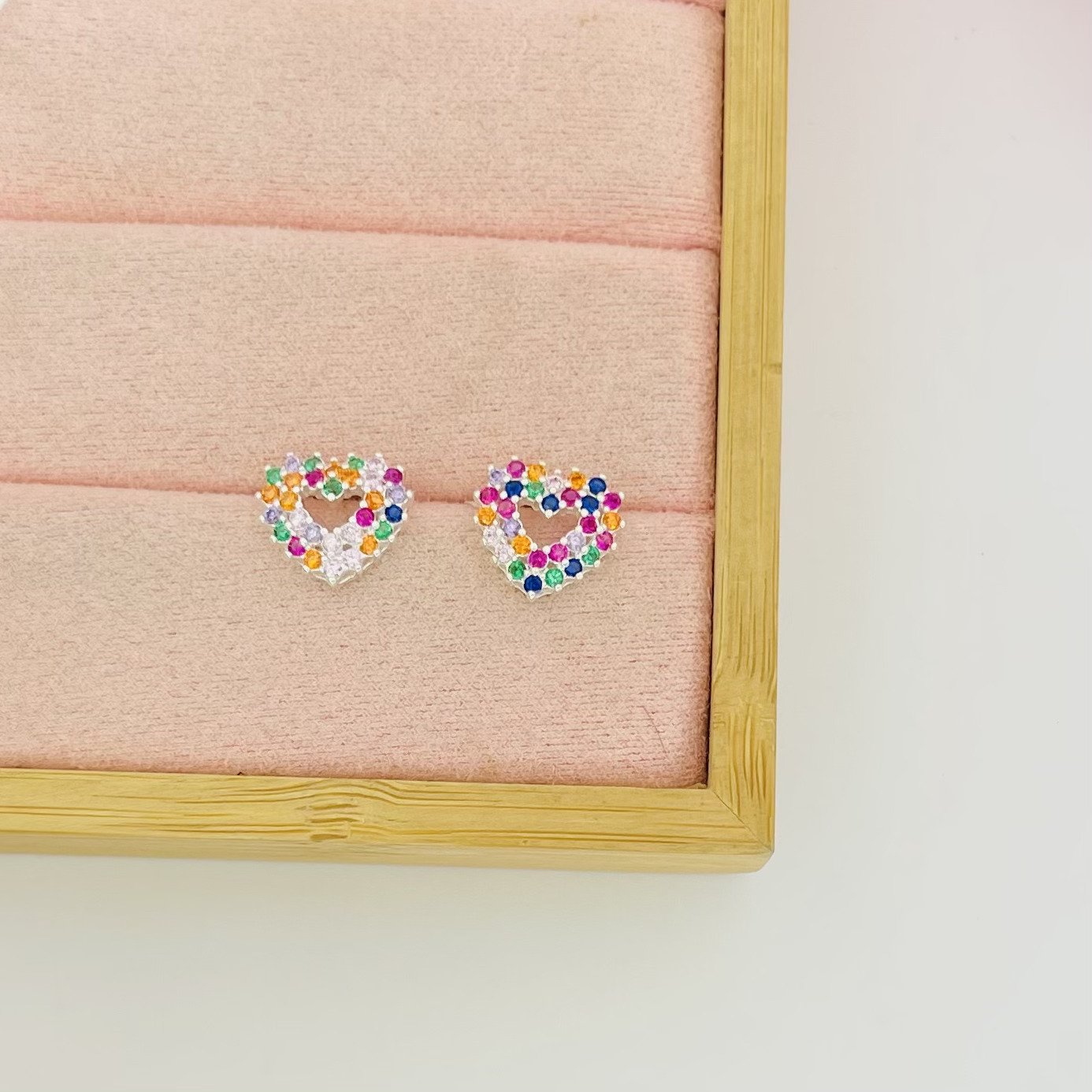 Brinco corações vazados color ref 3093