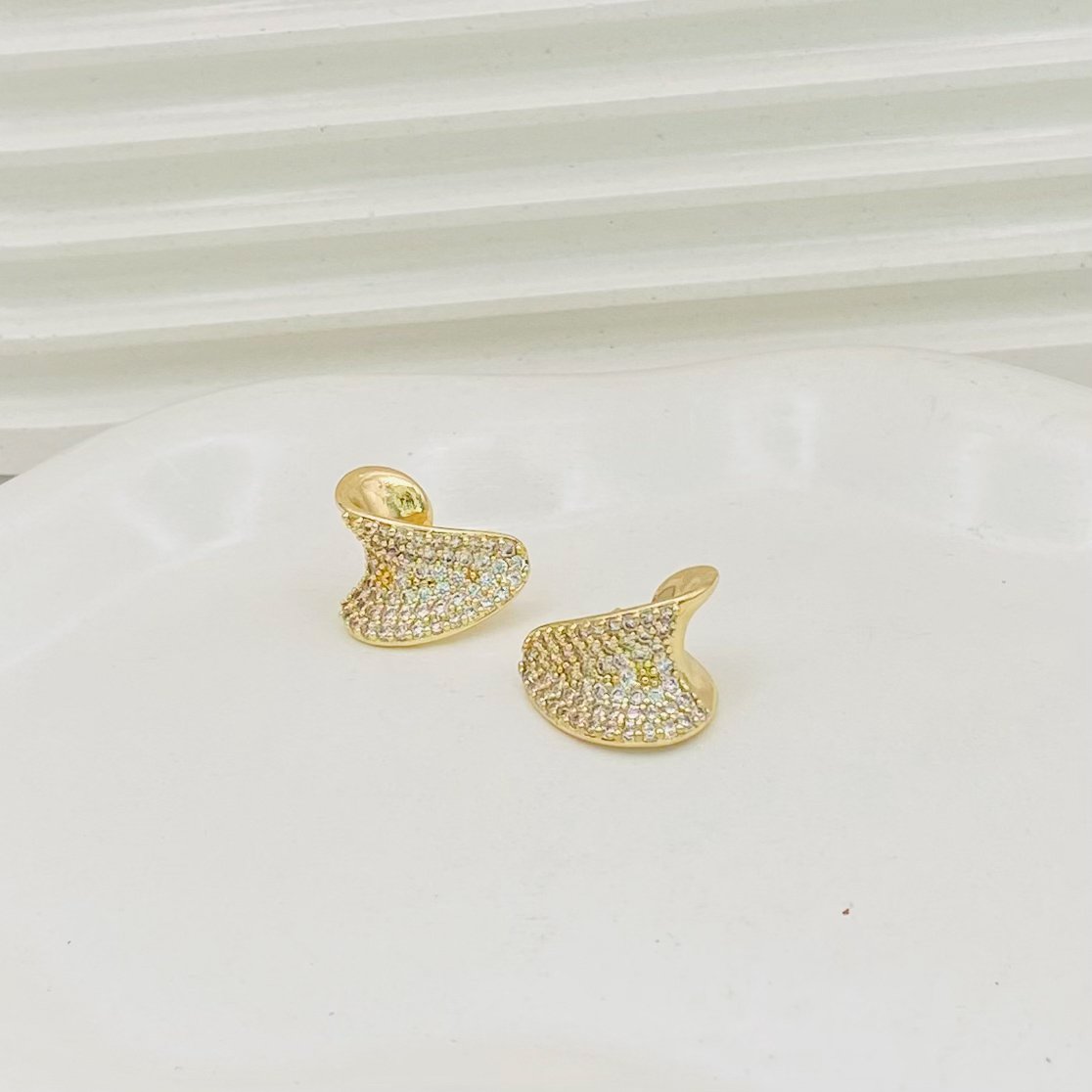 Brinco curvado cravejado dourado ref 3597