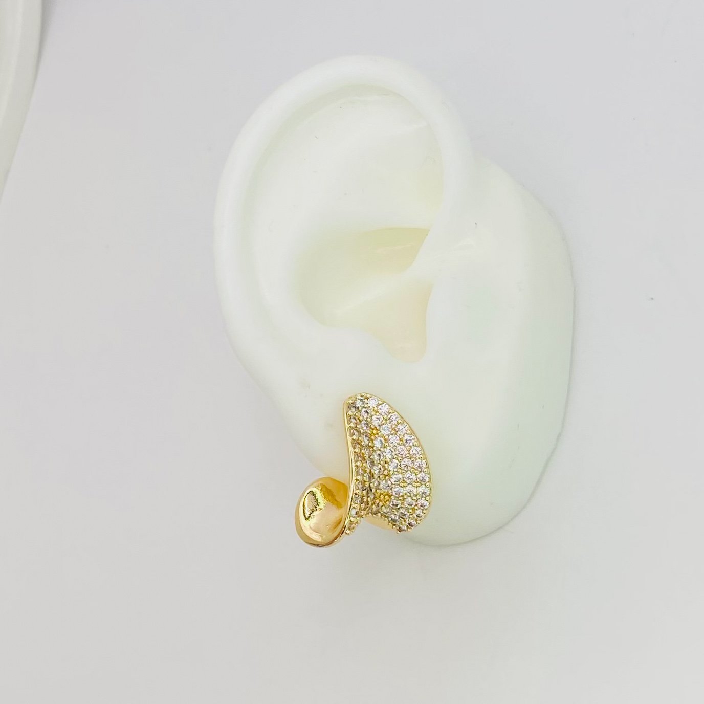 Brinco curvado cravejado dourado ref 3597