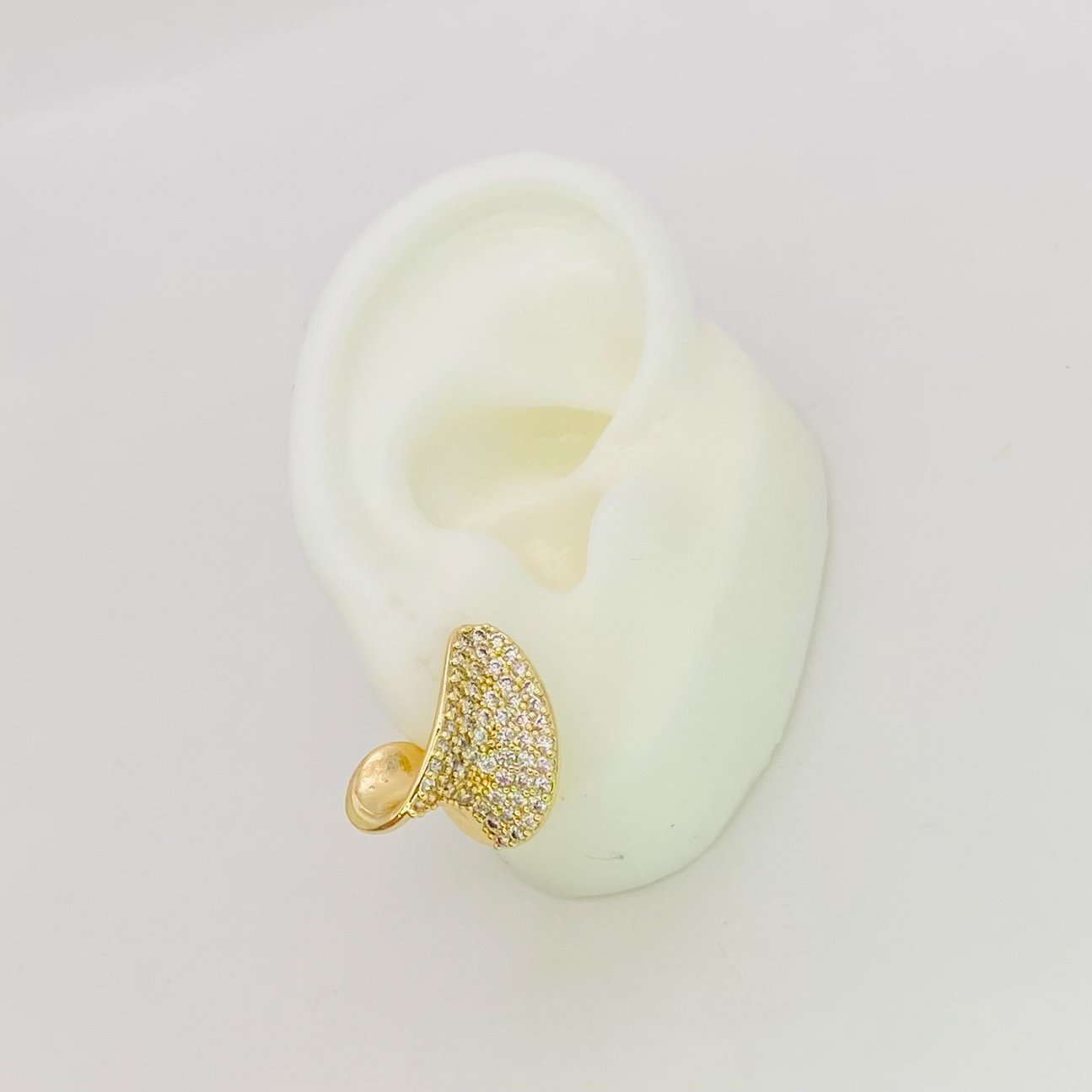 Brinco curvado cravejado dourado ref 3597