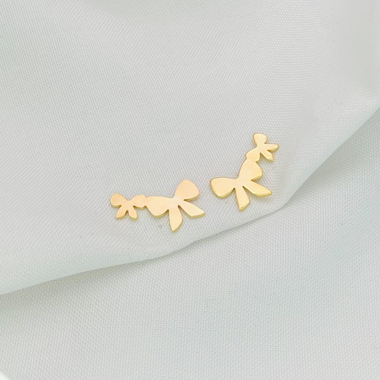 Brinco dois laços dourado ref 2910