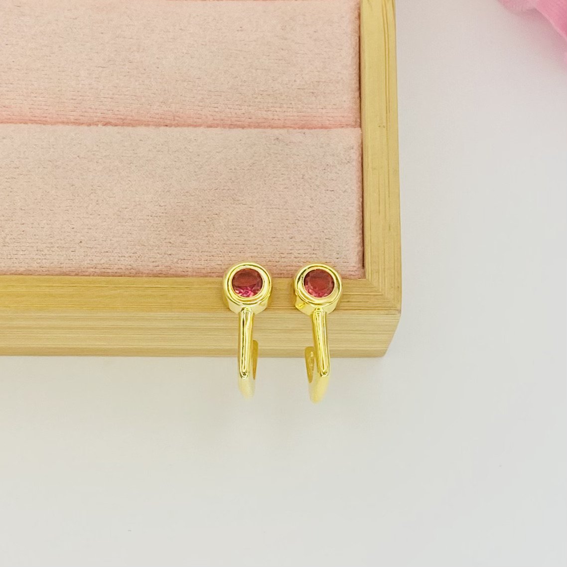 Brinco ear hook ponto de luz rosa dourado ref 3238