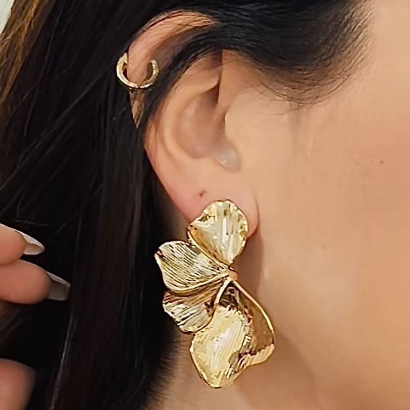 Brinco meio flor dourado ref 3855