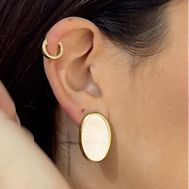 Brinco oval madrepérola dourado ref 3850