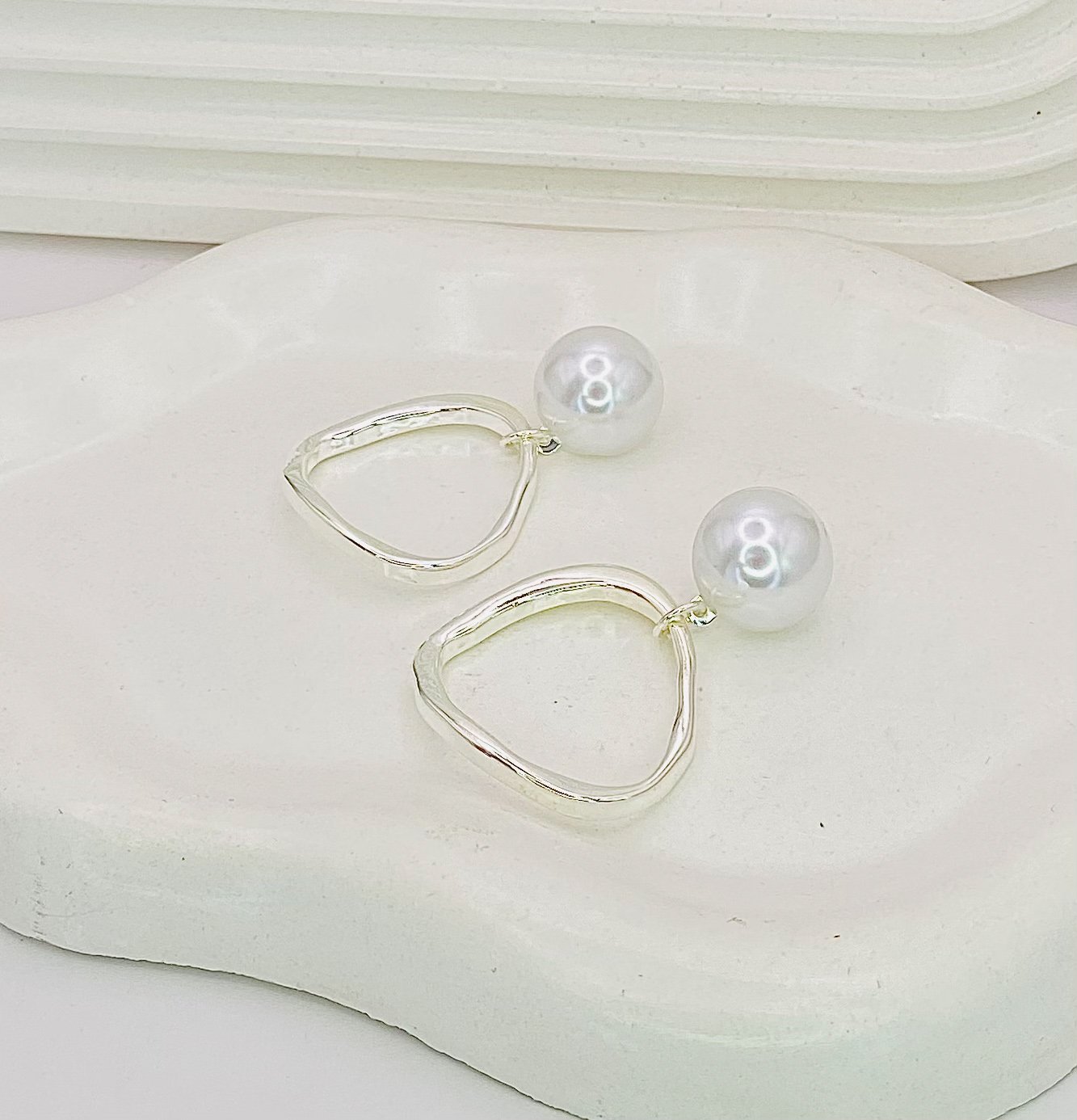 Brinco pérola orgânico vazado ref 3715