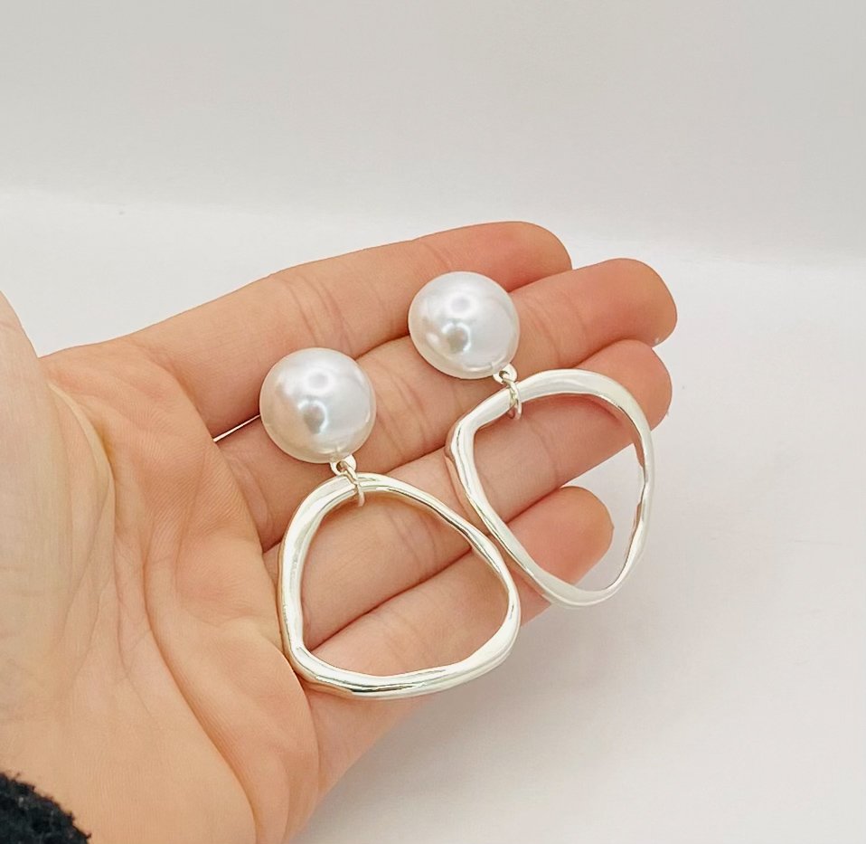 Brinco pérola orgânico vazado ref 3715