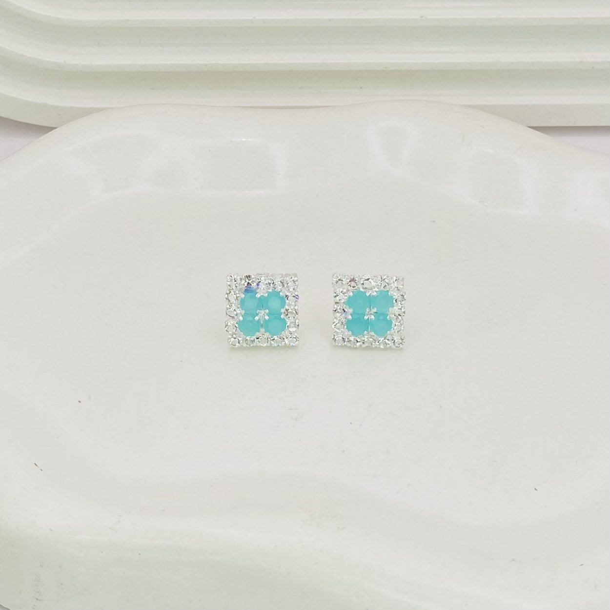 Brinco quadrado azul turquesa cravejado ref 2909