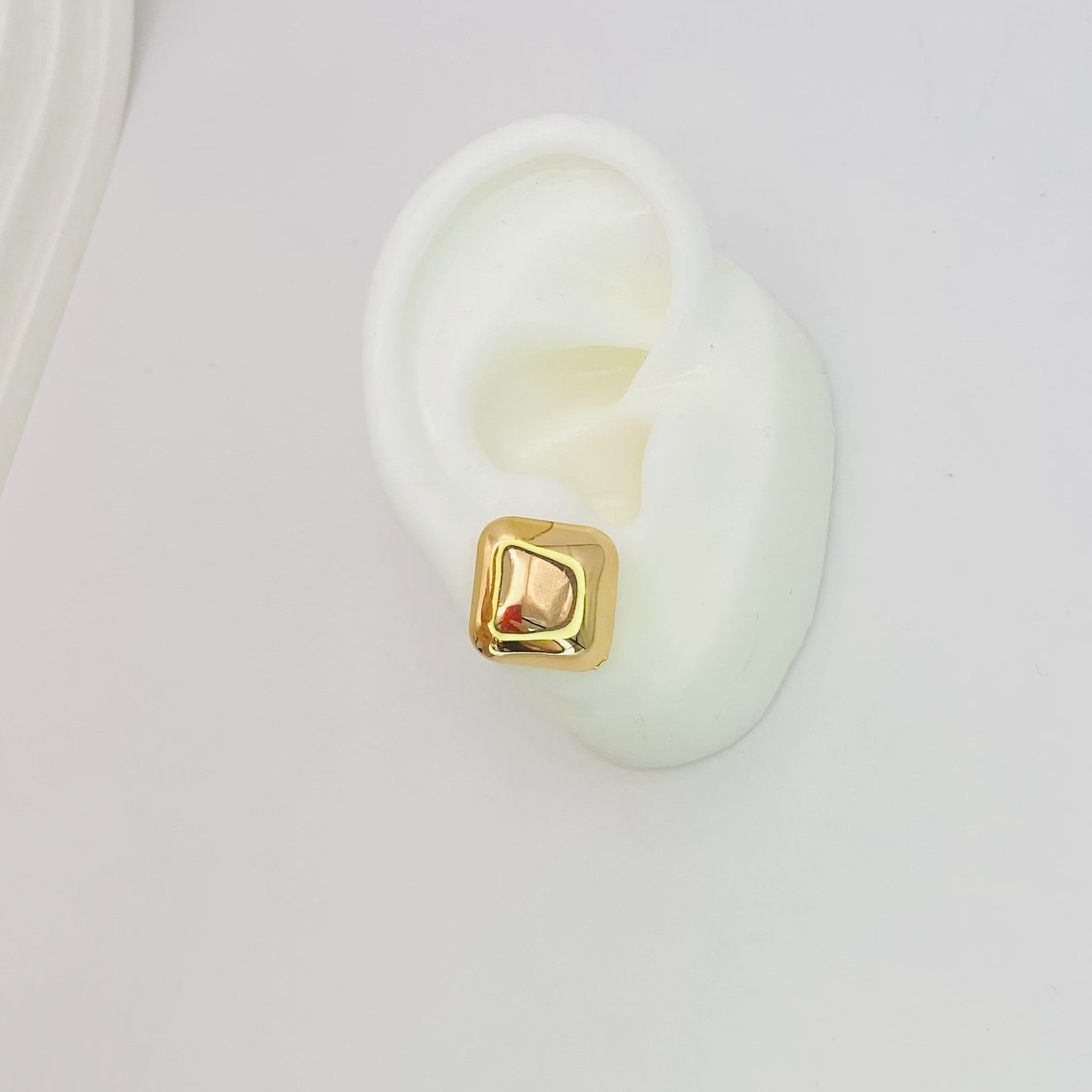 Brinco quadrado dourado ref 3608