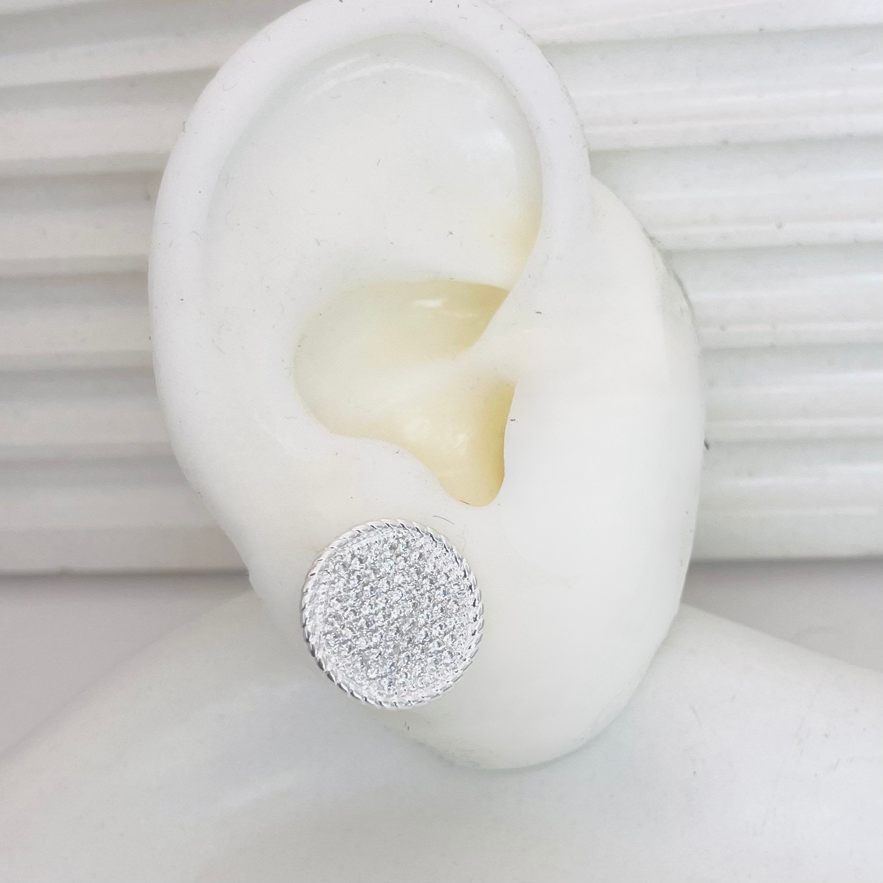 Brinco redondo cravejado REF 4139