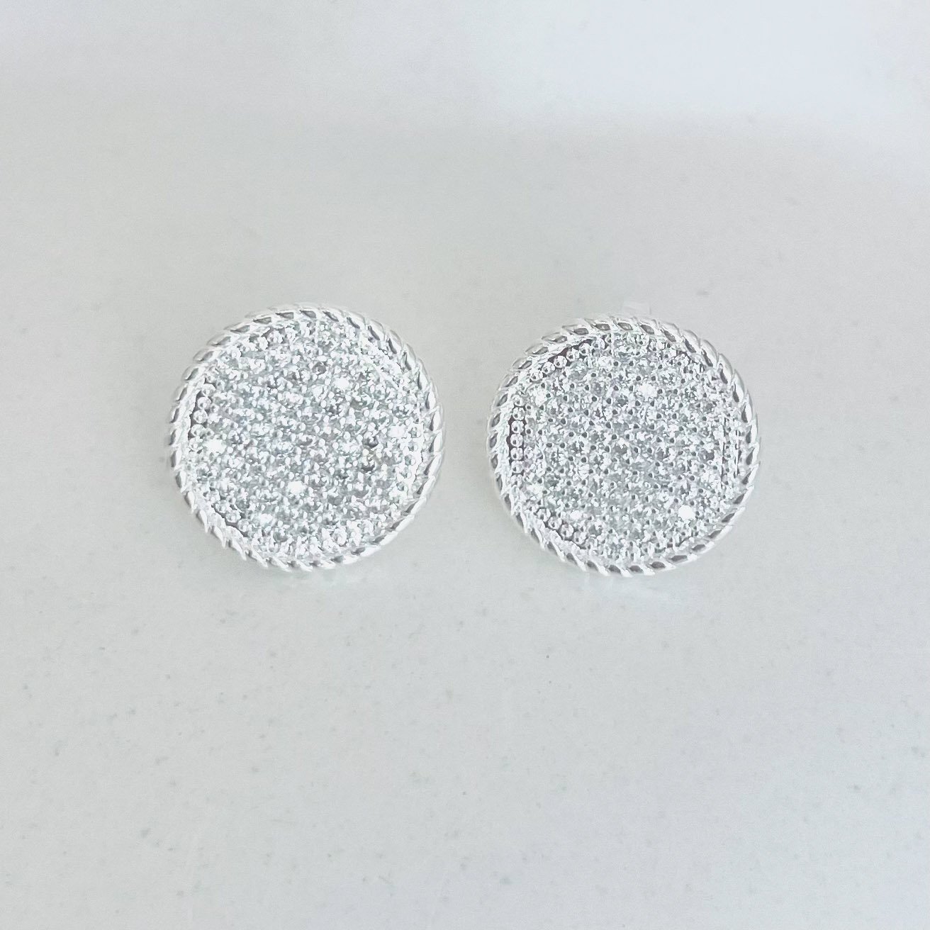 Brinco redondo cravejado REF 4139