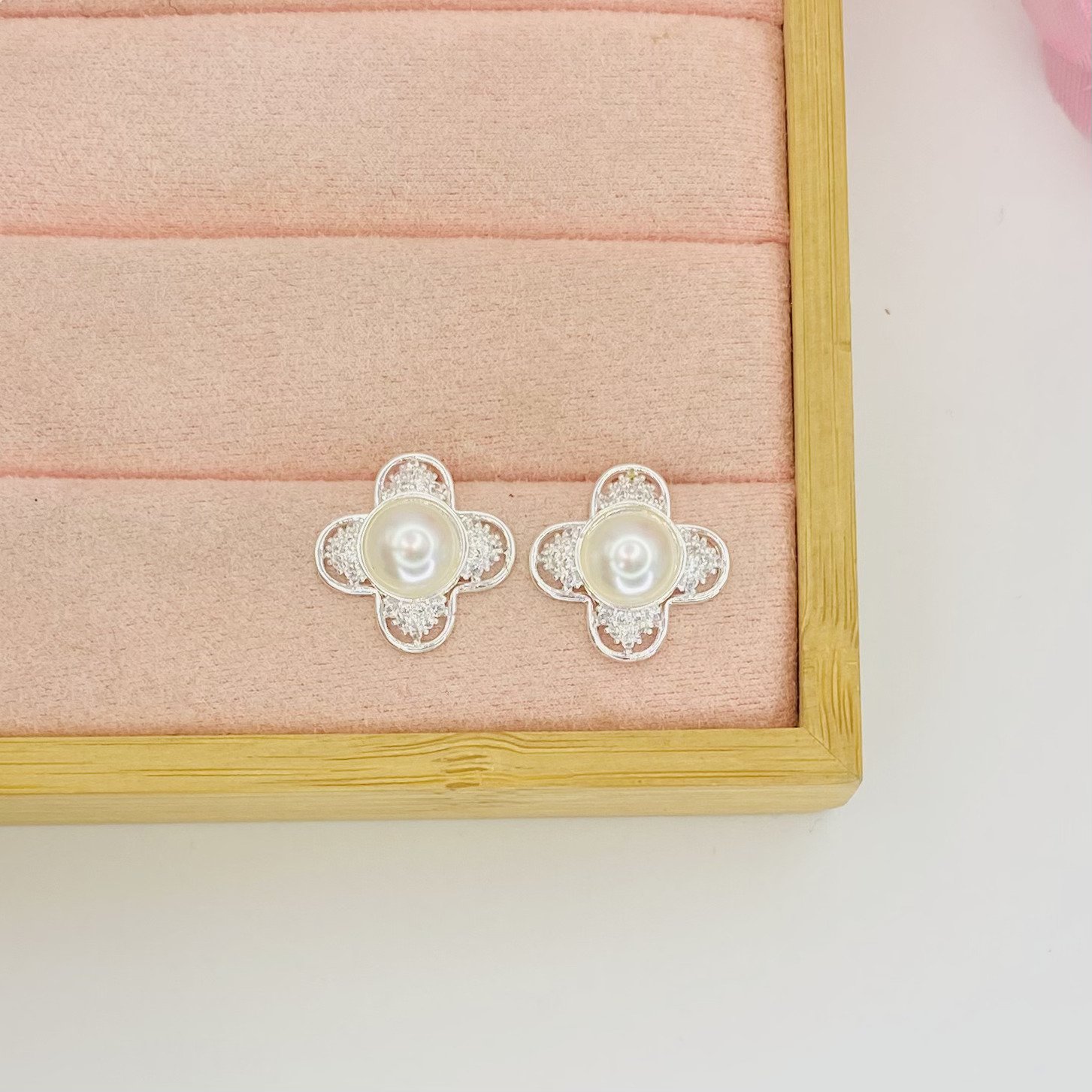 Brinco trevo pérola ref 3257