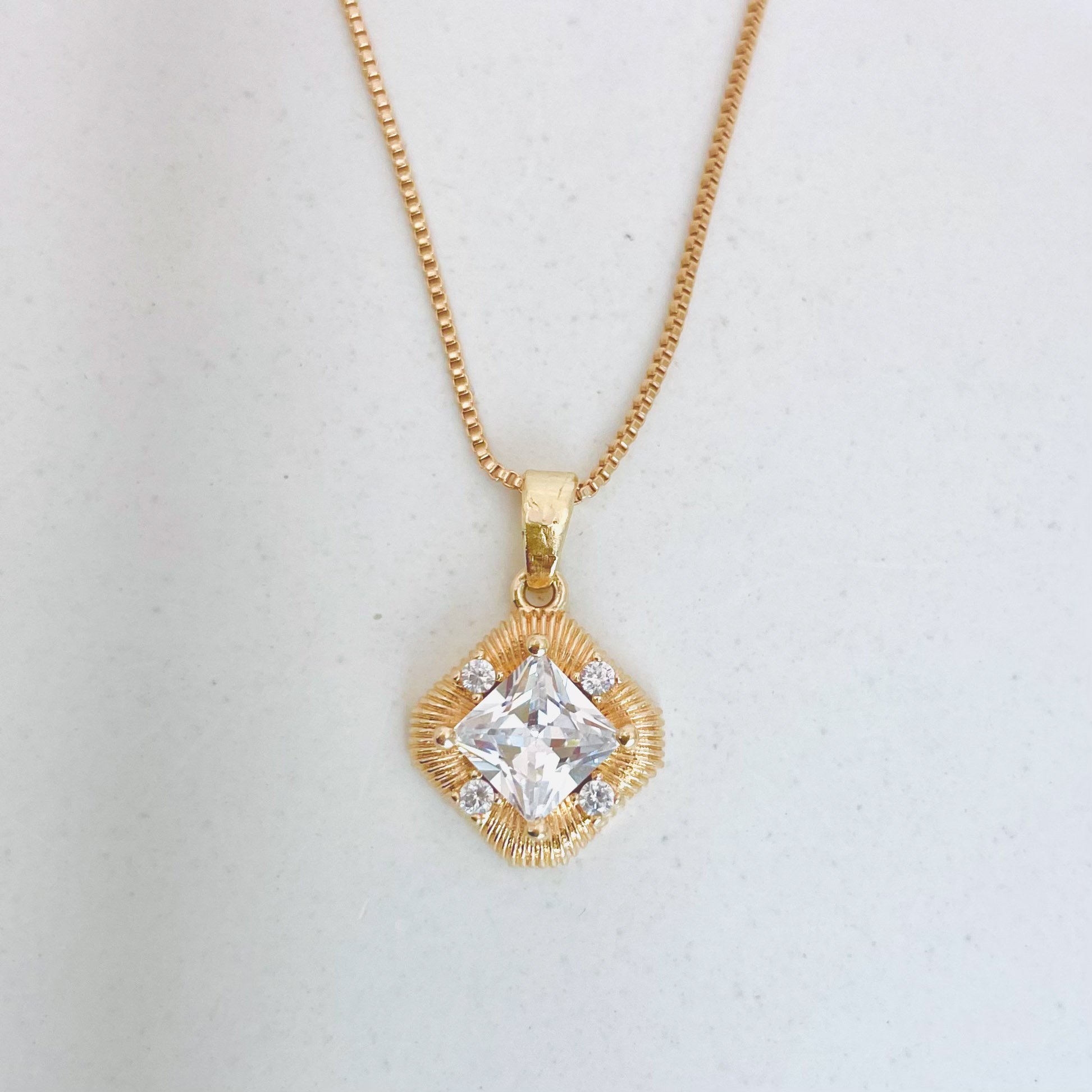 Colar Bellatrix cravejado dourado REF 4125