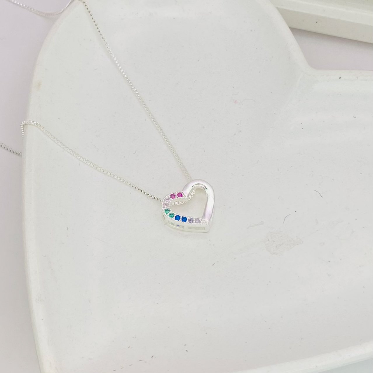 Colar coração meio cravejado colorido ref 3039