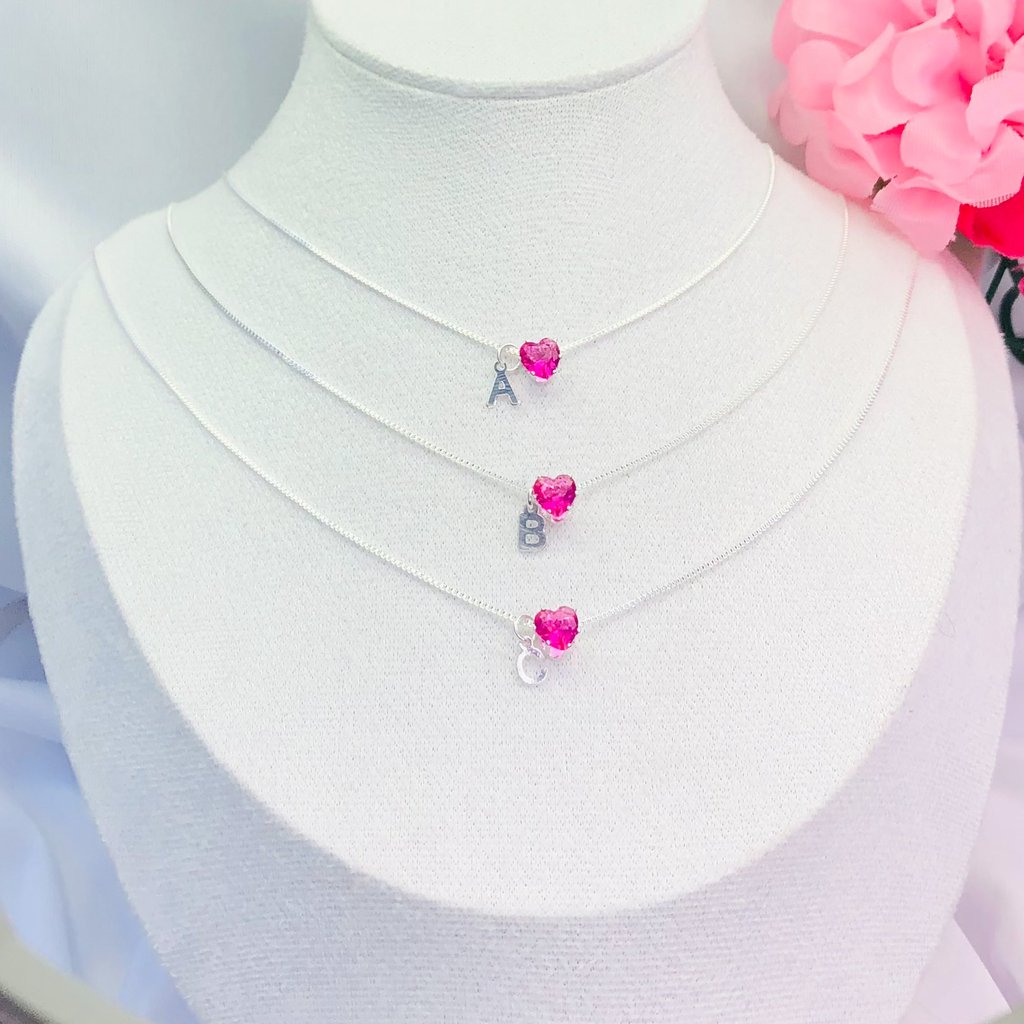 Colar coração rosa p com inicial ref 1467