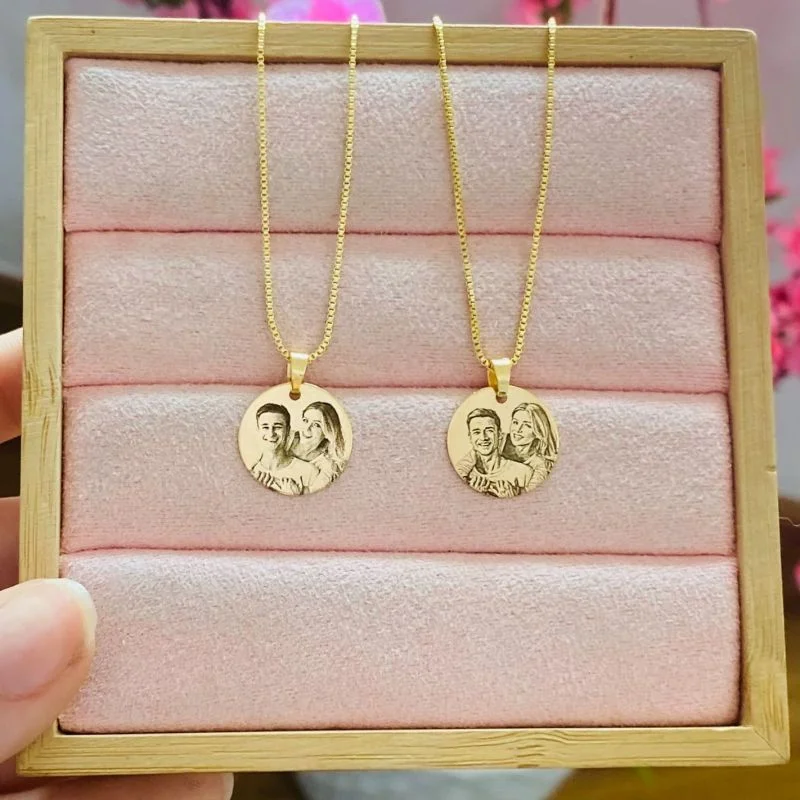 Colar Personalizado Medalha M + Plaquinha P Dourado Ref 2856