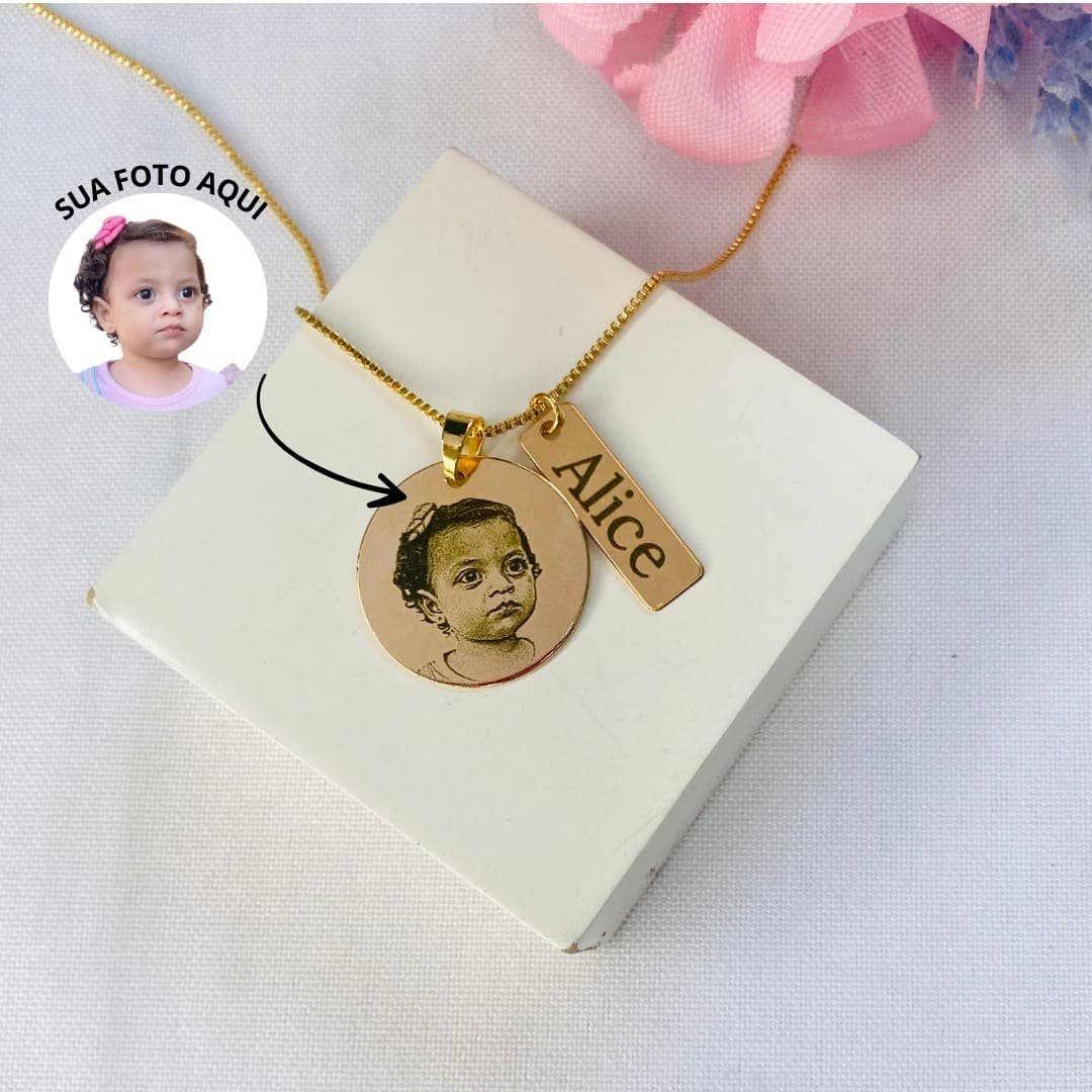 Colar Personalizado Medalha M + Plaquinha P Dourado Ref 2856