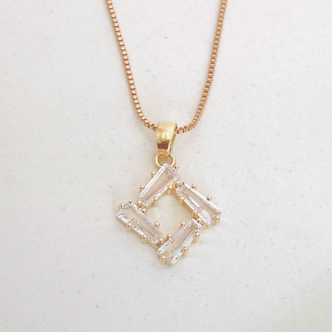 Colar quadrado cravejado dourado REF 4123