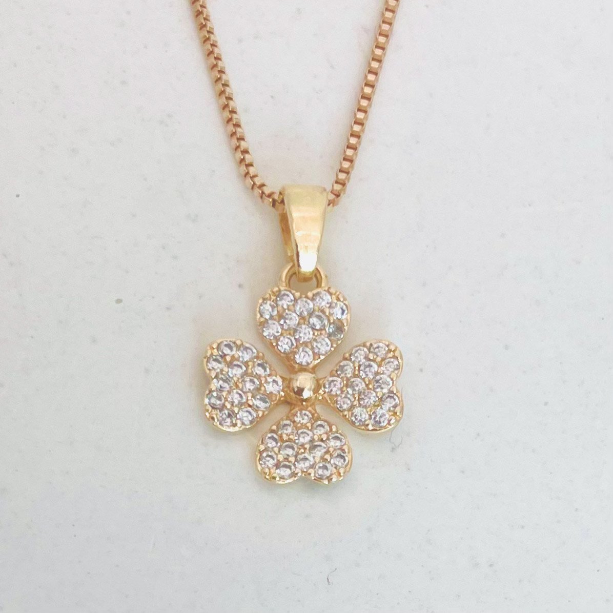 Colar trevo cravejado dourado REF 4121