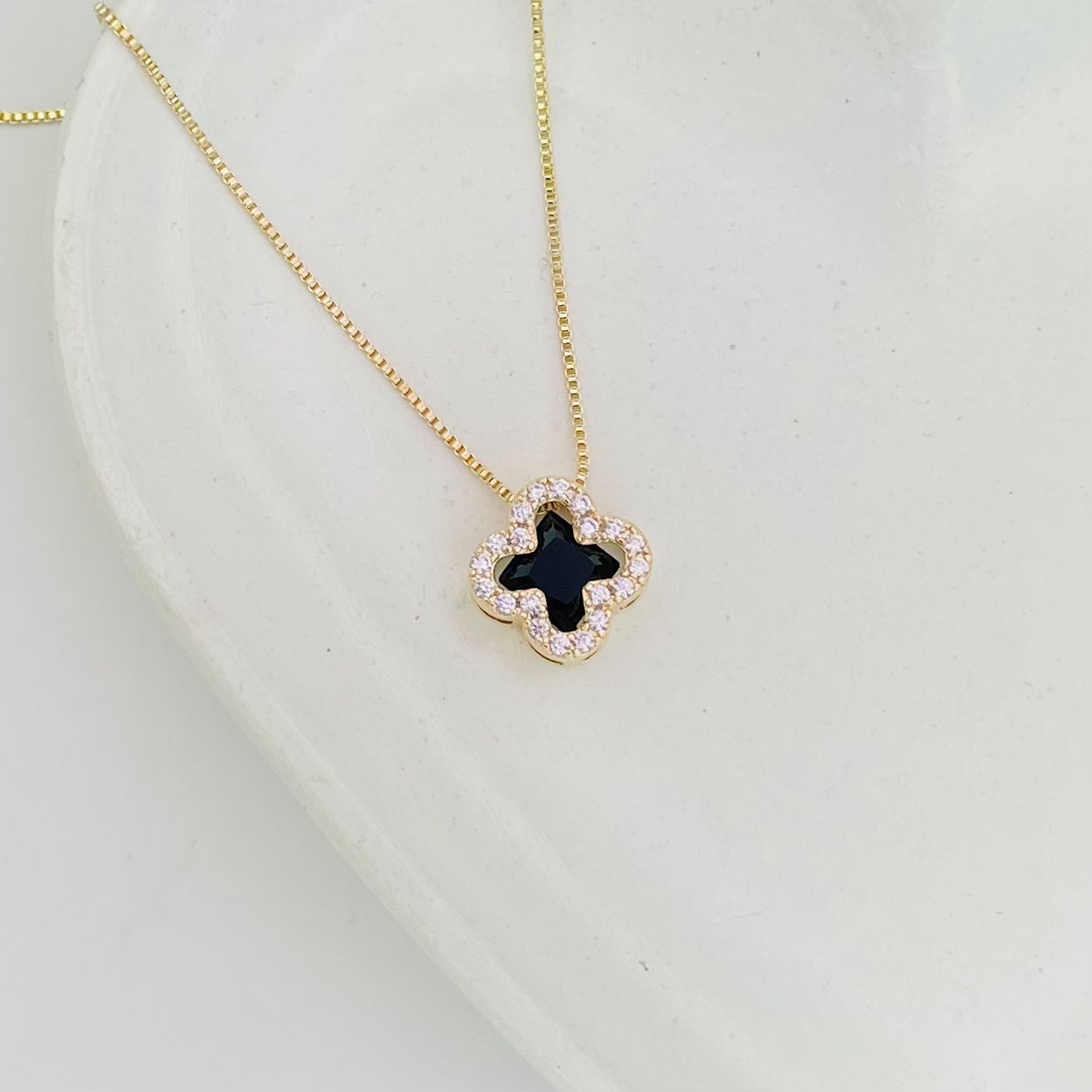 Colar virginia preto cravejado dourado ref 3965