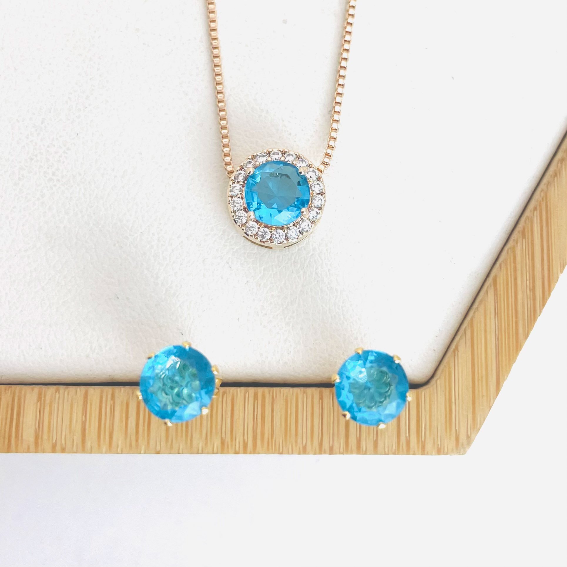 Conjunto bolinha cravejado azul claro dourado REF 4131