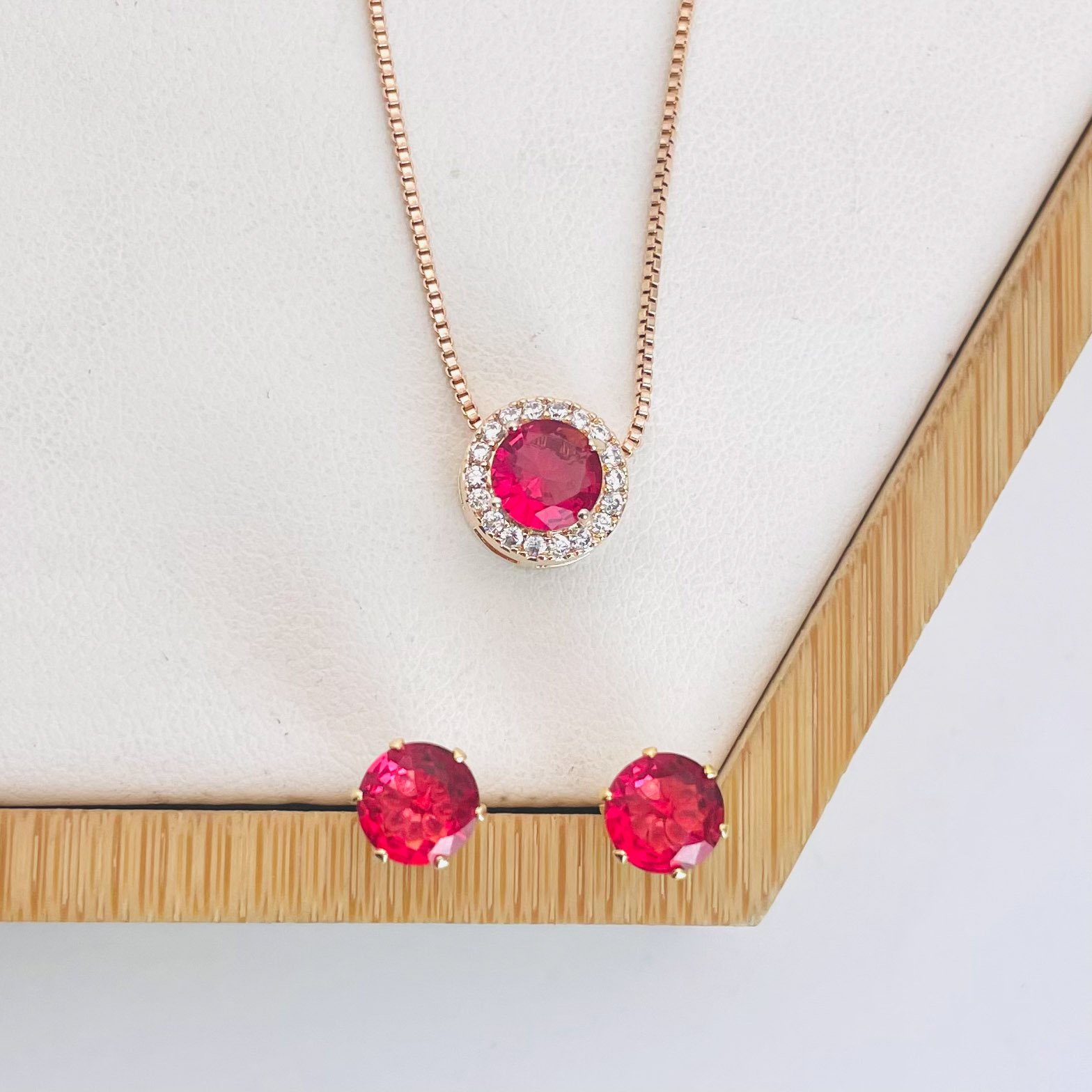 Conjunto bolinha cravejado vermelho dourado REF 4127